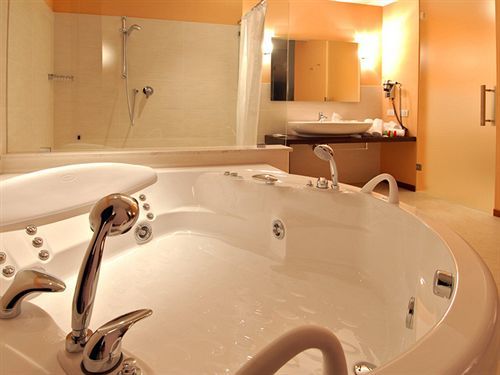 Rosso Frizzante Hotel Sorbara ภายนอก รูปภาพ