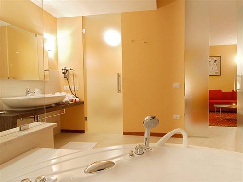 Rosso Frizzante Hotel Sorbara ภายนอก รูปภาพ