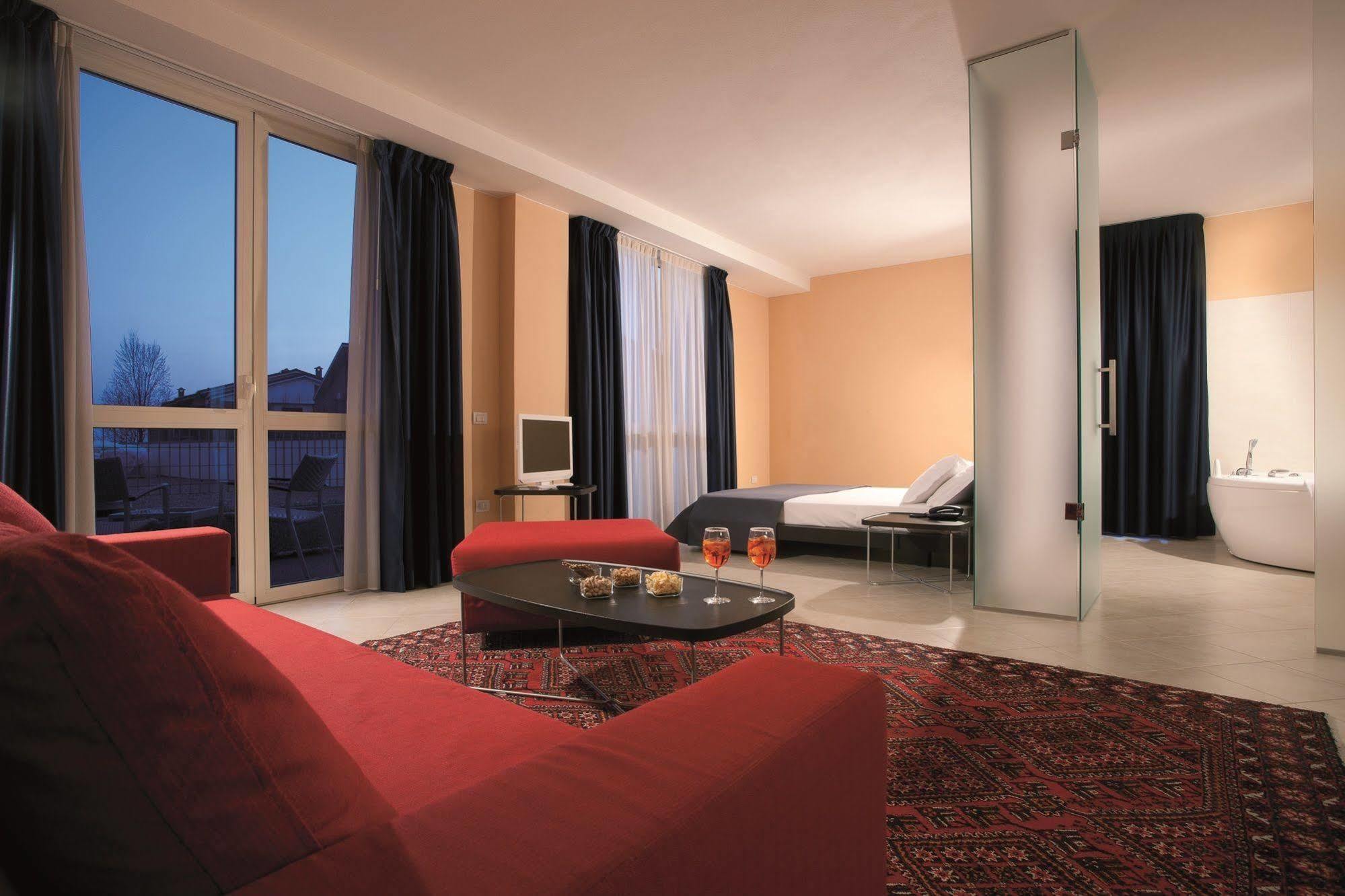Rosso Frizzante Hotel Sorbara ภายนอก รูปภาพ