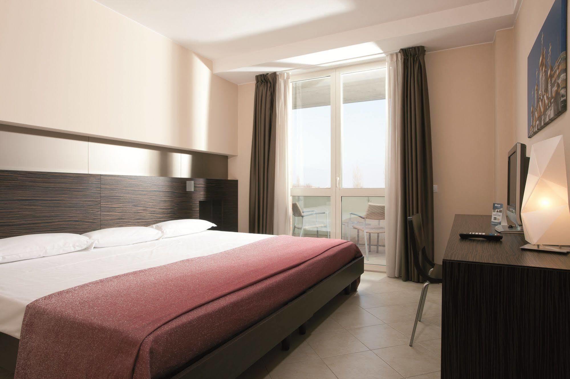 Rosso Frizzante Hotel Sorbara ภายนอก รูปภาพ